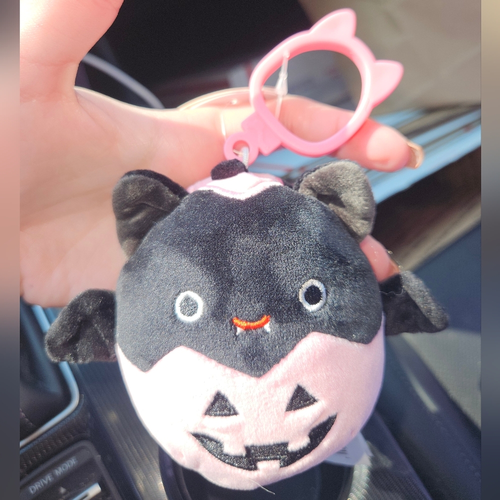 NWT Emily the Bat 🦇 in Pink Pumpkin Halloween Squishmallow Clip 3.5"